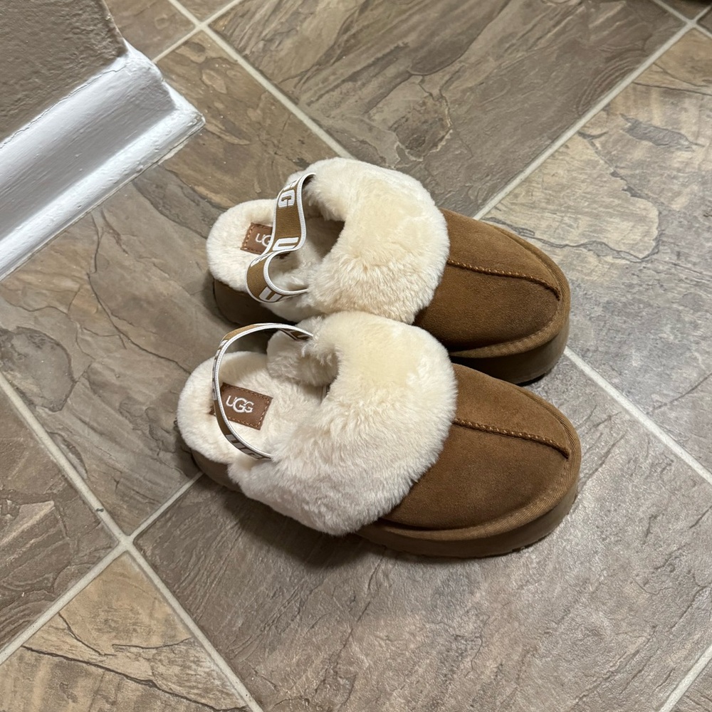 UGG Funkette Suede Platform Clogs Size 6